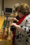 Conny en Gerda maken feestelijke borrel klaar